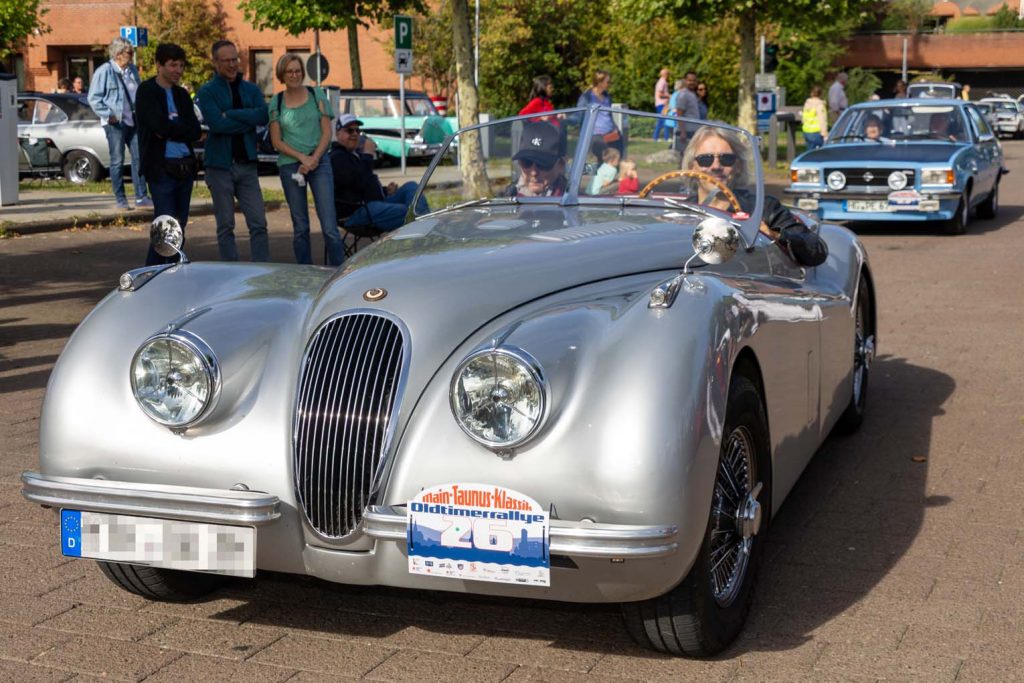 Mit britischem Stil und zurückhaltender Eleganz unterwegs: ein Jaguar XK120 bei der Main-Taunus-Klassik. - Foto: Heiner Engelter