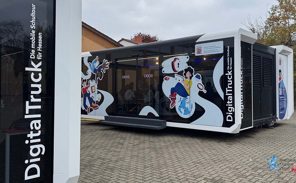 Mehr über den Artikel erfahren RTK: Digitale Bildung vor Ort – DigitalTruck verwandelt Taunussteiner Silberbachschule in ein rollendes Klassenzimmer
