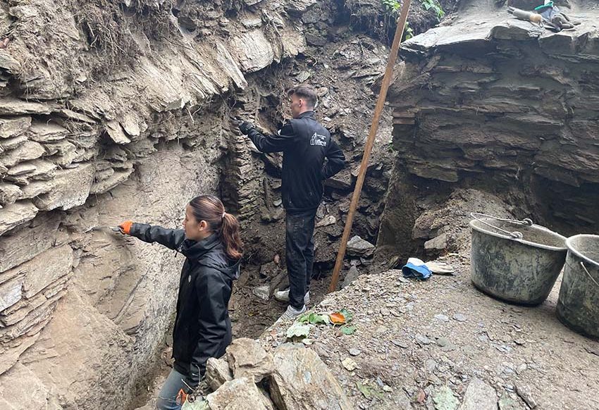 Mehr über den Artikel erfahren HTK: Ruine statt Schreibtisch – Azubis helfen bei Sanierungsarbeiten an der Burg Hattstein