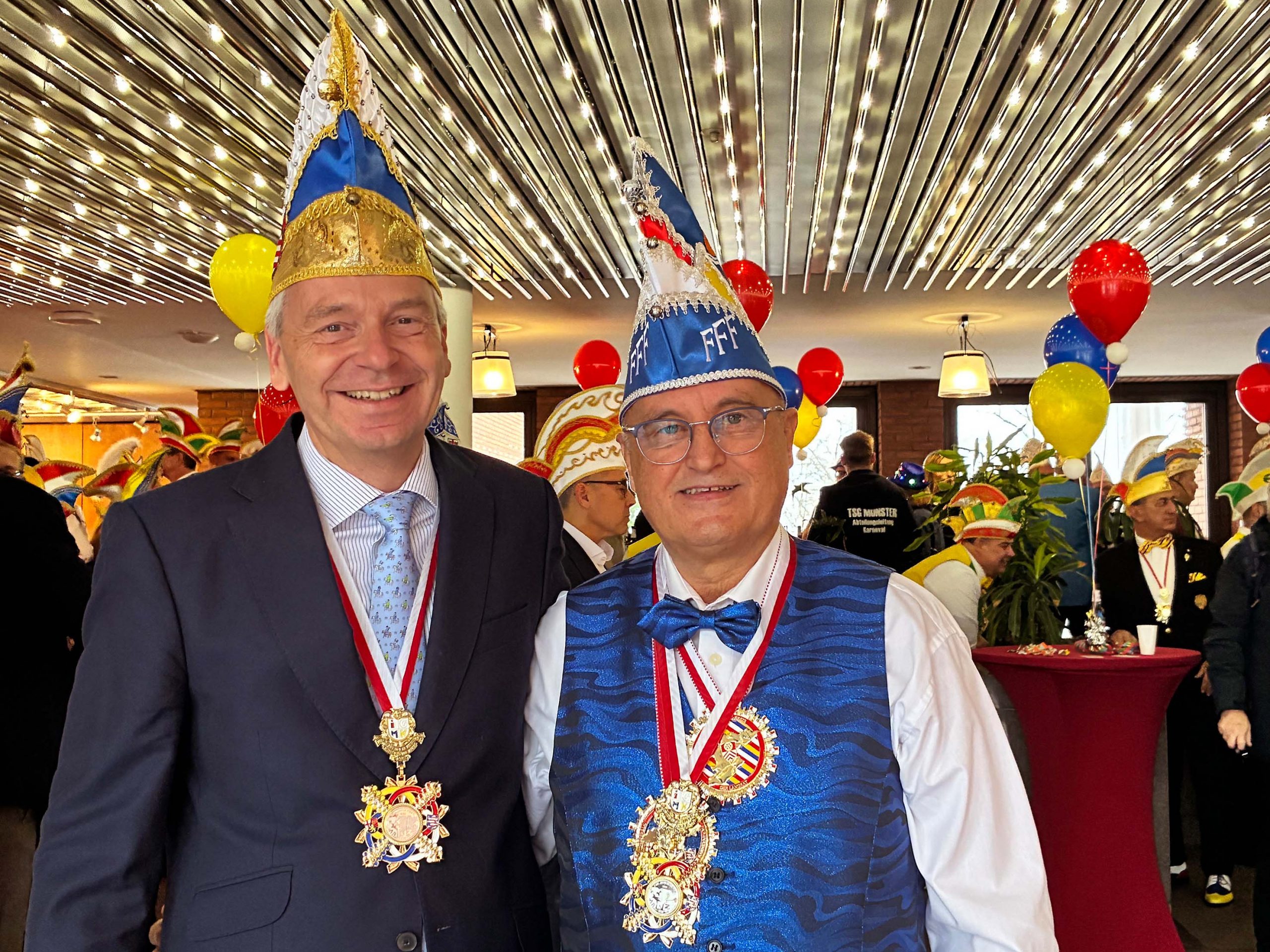 Mehr über den Artikel erfahren MTK: „Helau“ im Landratsamt – Orden für Hansi Greb