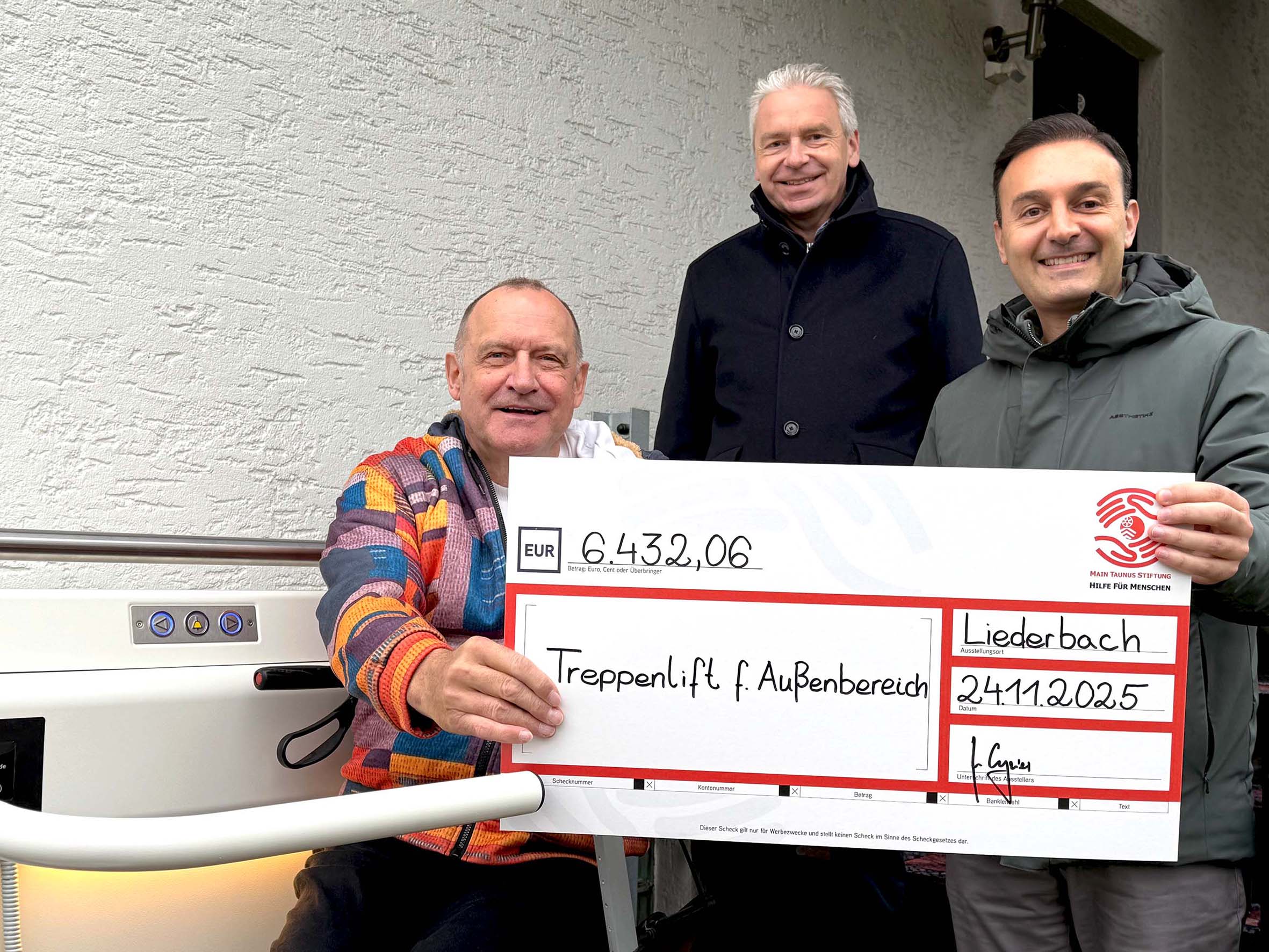 Mehr über den Artikel erfahren MTK: Wie die Main-Taunus-Stiftung hilft – Ein Treppenlift bringt Tomas Stumpe Lebensqualität zurück