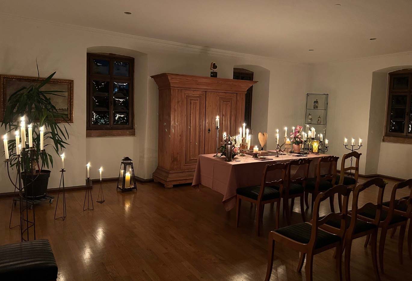 Mehr über den Artikel erfahren Flörsheim: Trauungen bei Kerzenschein in der Alten Kirchschule