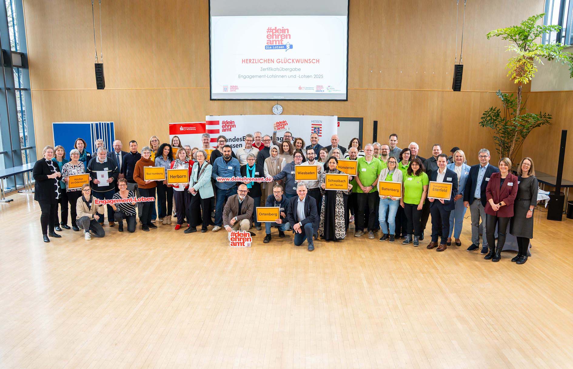 Mehr über den Artikel erfahren Wiesbaden/Frankfurt: 36 neue Engagement-Lotsi:nnen in Hessen