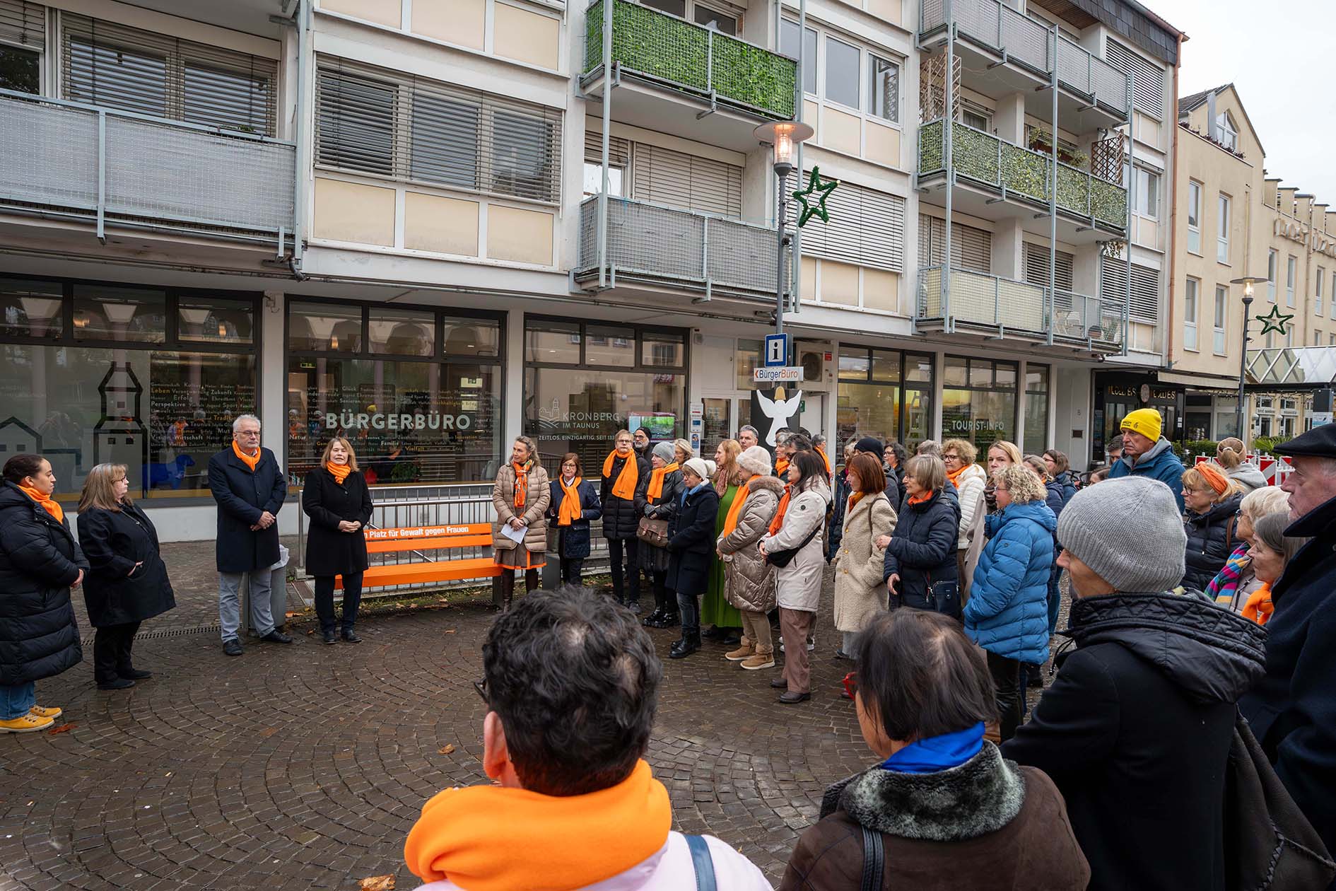 Mehr über den Artikel erfahren Kronberg: Kein Platz für Gewalt an Frauen – Orangefarbene Bank auf dem Berliner Platz setzt Zeichen