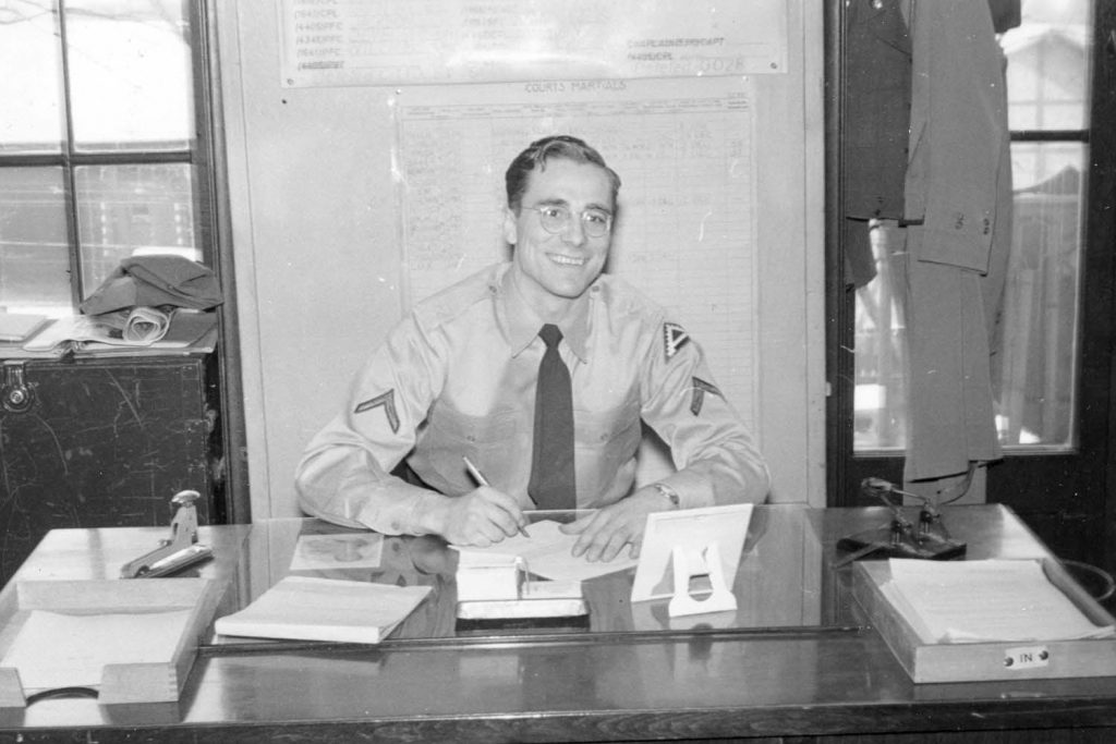 Tom Jackson an seinem Schreibtisch in der Motorenfabrik Oberursel; Foto Toma Jackson, Stadt Oberursel