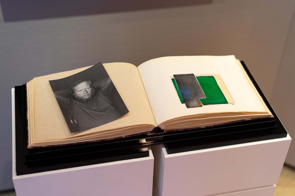 Eine der Kompositionen aus dem Aquarell-Album und ein Porträtbild des Künstlers Rolf Hans.