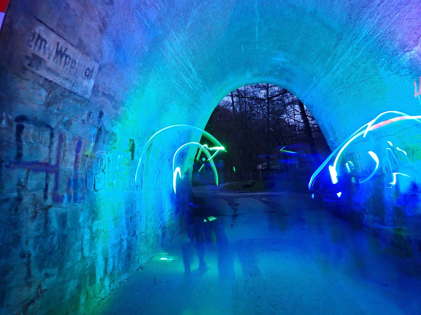 Mehr über den Artikel erfahren Königstein: Lightpainting – Ausstellung im Bibliotheks-Schaufenster
