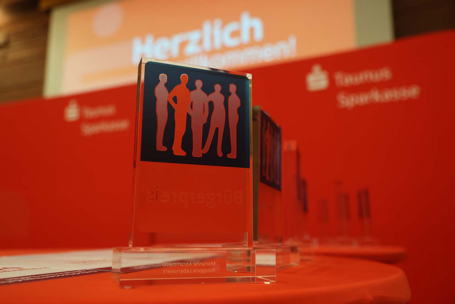 Mehr über den Artikel erfahren HTK/MTK: Taunus Sparkasse lobt zum 21. Mal den Bürgerpreis aus