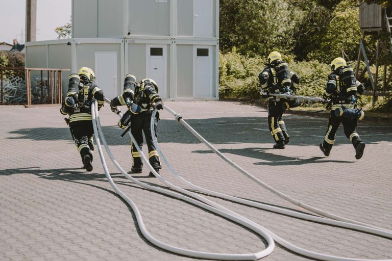 Der praktische Teil bestand aus einer Einsatzübung, bei dem der Umgang mit Gefahrstoffen sowie strukturierte Einsatzabläufe im Mittelpunkt standen. - Foto: Markus Schlott