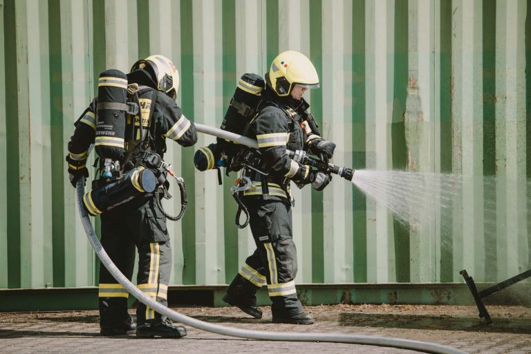 Der praktische Teil bestand aus einer Einsatzübung, bei dem der Umgang mit Gefahrstoffen sowie strukturierte Einsatzabläufe im Mittelpunkt standen. - Foto: Markus Schlott