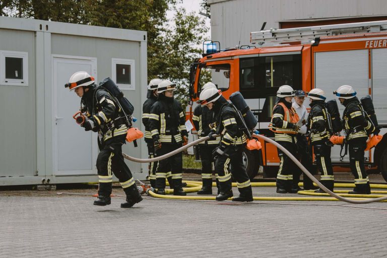 Der praktische Teil bestand aus einer Einsatzübung, bei dem der Umgang mit Gefahrstoffen sowie strukturierte Einsatzabläufe im Mittelpunkt standen. - Foto: Markus Schlott
