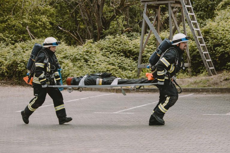 Der praktische Teil bestand aus einer Einsatzübung, bei dem der Umgang mit Gefahrstoffen sowie strukturierte Einsatzabläufe im Mittelpunkt standen. - Foto: Markus Schlott
