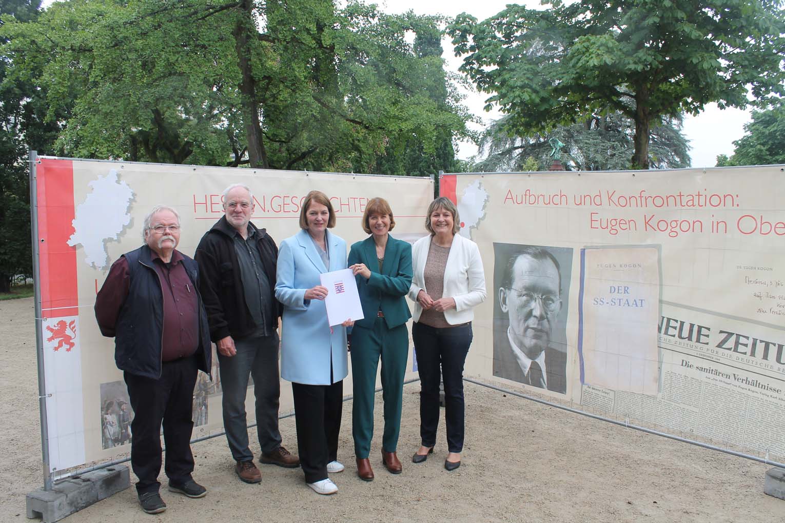 Mehr über den Artikel erfahren Oberursel: Wenn Erinnerung Haltung zeigt – Förderbescheid für Bauzaun-Ausstellung zu Eugen Kogon