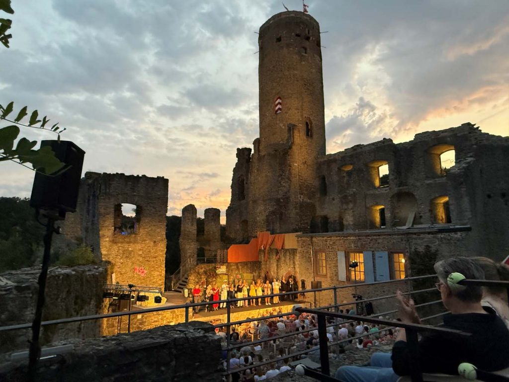 Burg Eppstein als romantische Kulisse für die Darbietung der Burgschauspieler in „Hotel Mimosa“. - Foto: Andrea Sehr
