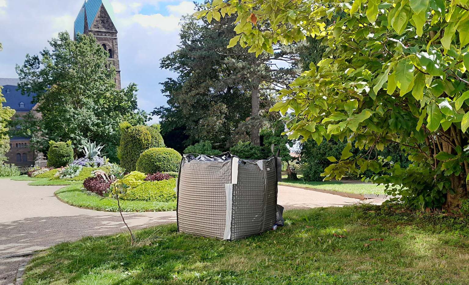 Mehr über den Artikel erfahren Bad Homburg: Wasser für die Altbäume – Indutainer vom Laternenfest werden im Schlosspark eingesetzt